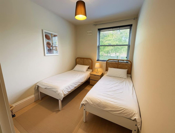 Room 4, Stylish Dulwich Apartment With Parking, London