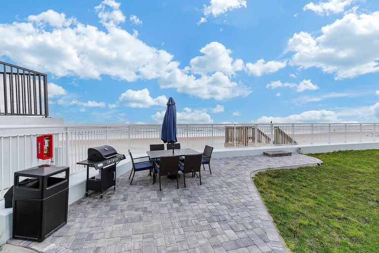 Outdoor dining 1, Ocean Breeze Resort 213, Volusia