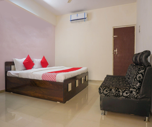 Room 5, Classic With Balcony Hotel Galaxy Inn, Pune