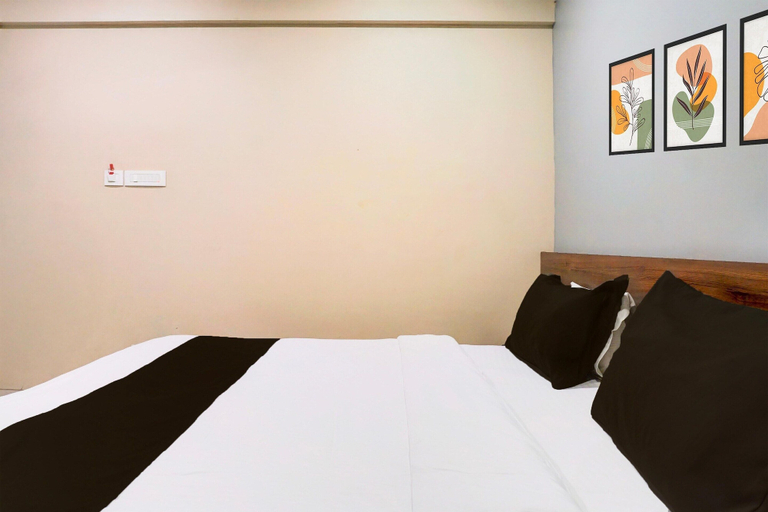 Room 4, Deluxe Viman Nagar Formerly Kuber Inn, Pune