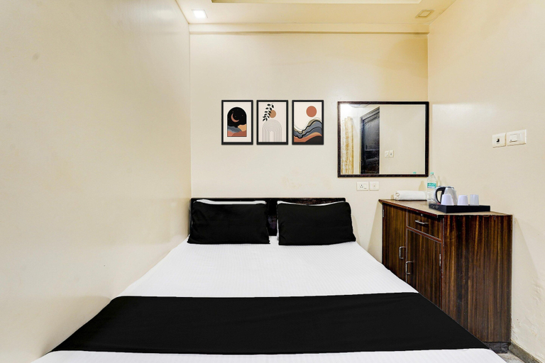 Room 4, Deluxe Saravana's Park, Chennai