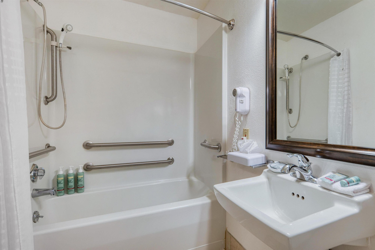 Bathroom 4, Best Western Sycamore Inn, Butler