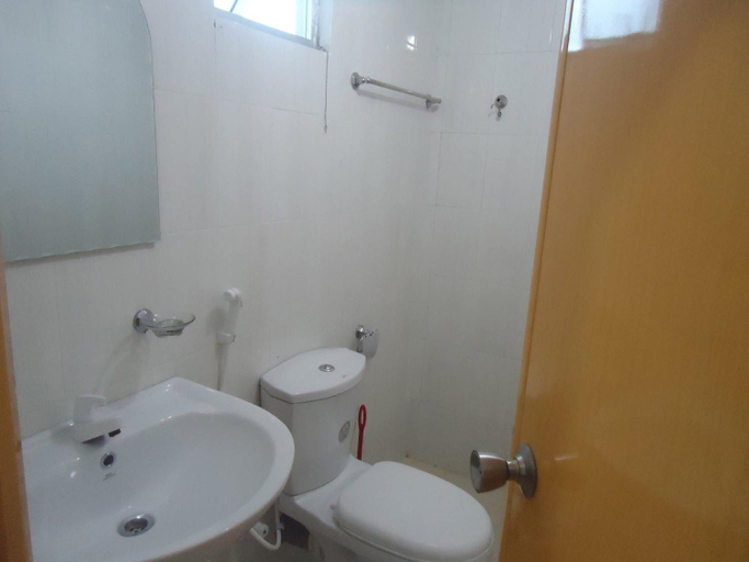 Bathroom, Blue Moon Rest Inn, Trincomalee Town and Gravets