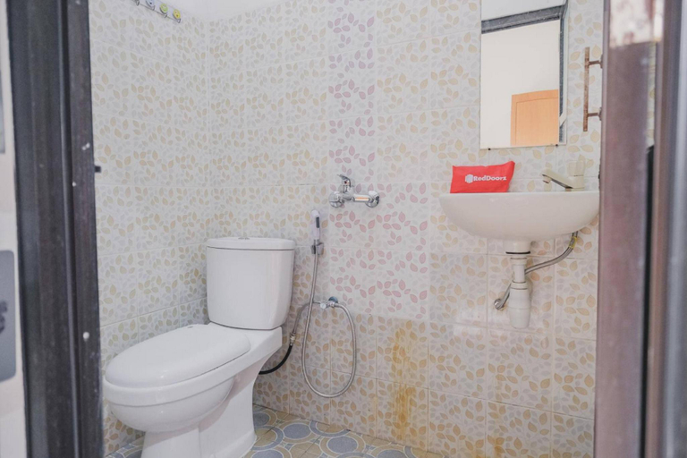 Bathroom 4, RedDoorz Syariah @ Pasir Putih Jambi, Jambi