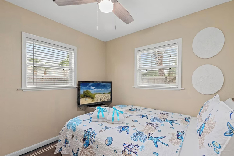 Room 5, Coconut Breeze, Bay