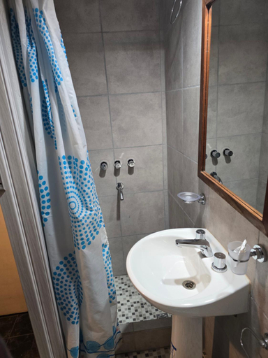 Bathroom, Espacio Verde, Capital