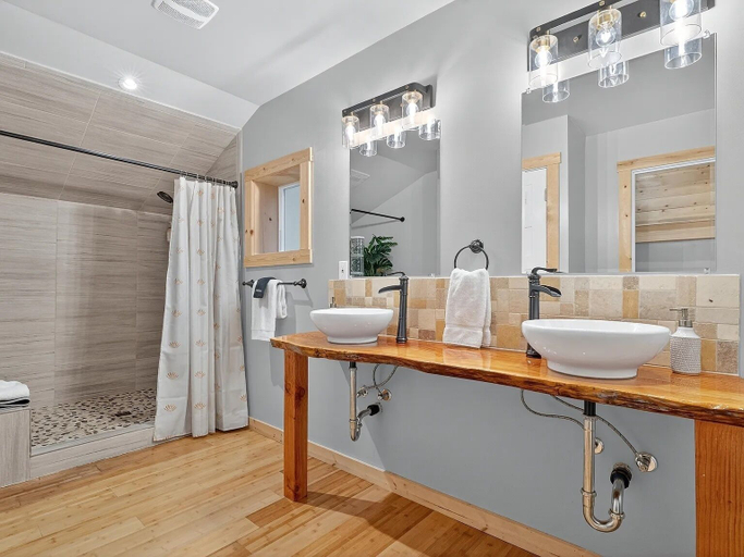 Bathroom 5, LifeSize Dinos 4BR HotTub, Skamania