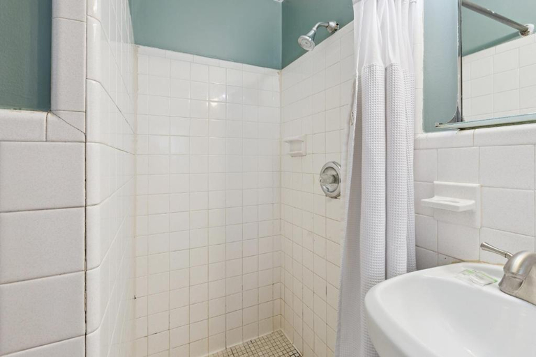 Bathroom 4, Curry’s Motel by OYO Saginaw MI, Saginaw