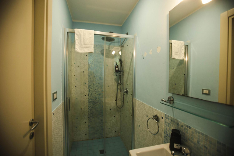 Bathroom 3, 4 Balconi rooms Paladini B&B e appartamenti, Lecce