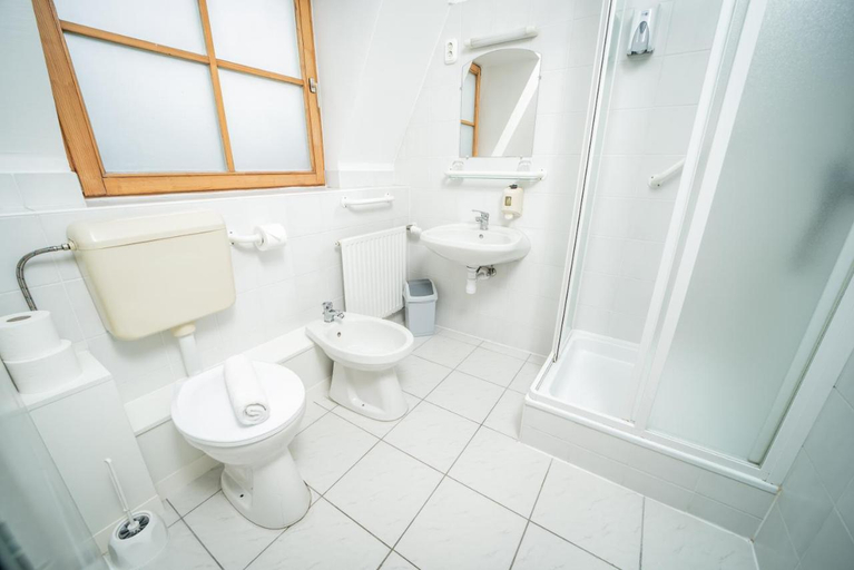 Bathroom 3, Regia Panzio, Mosonmagyaróvár