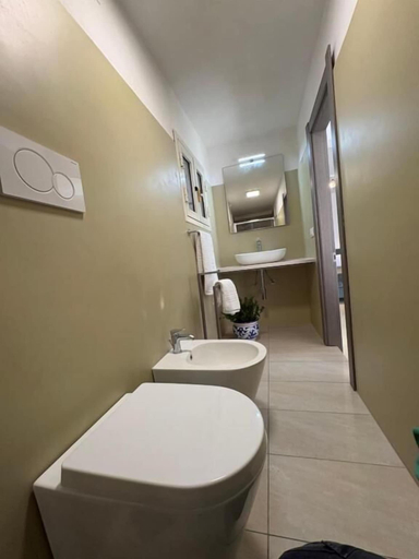 Bathroom 5, A due Passi Dal Centro, Syracuse