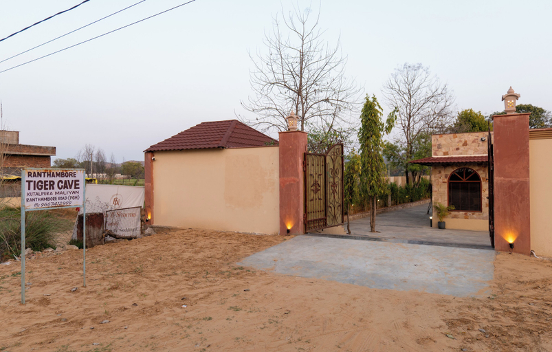 Property grounds 2, ELIVAAS Tiger Cave Suite with Pvt Pool, Sawai Madhopur
