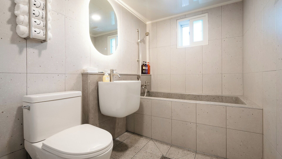 Bathroom 4, Gyeongju Themandi Pension, Gyeongju