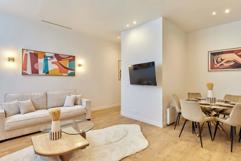 Primary image 1, Elegant Apartment With Buttes-chaumont Park, Paris