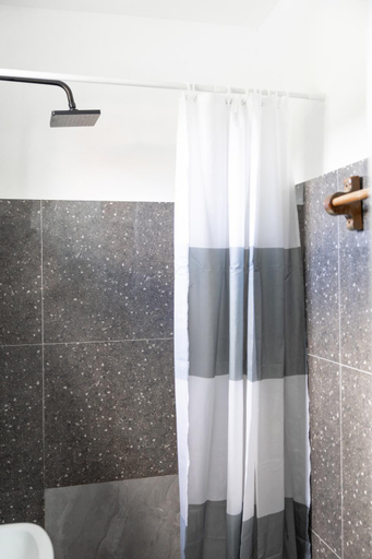 Bathroom 3, Trisha Guesthouse, San Vicente