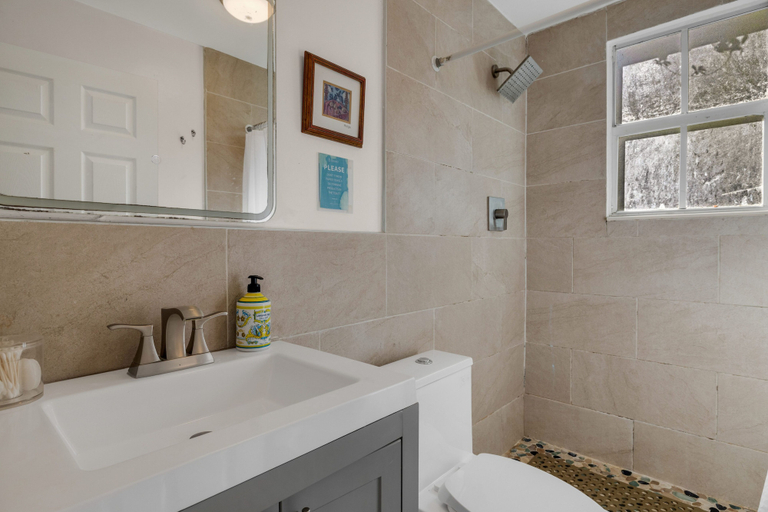 Shared bathroom, Central Oasis Free Parking, Miami-Dade
