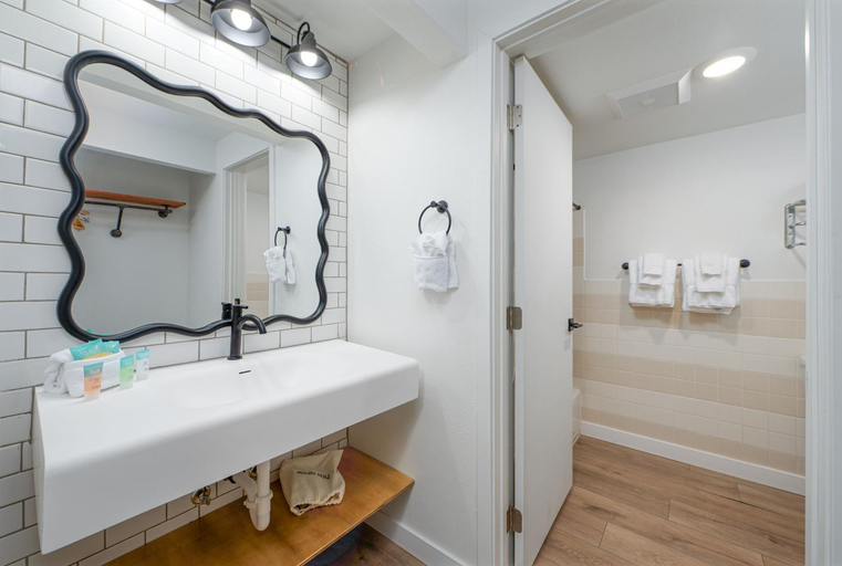 Bathroom 4, King Oscar Motel, Lewis