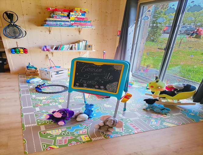 Children's area, Villa With Private Terrace & Lake View, Morbihan