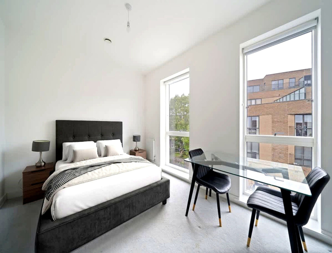 Room 2, Spacious London Townhouse With Parking, London
