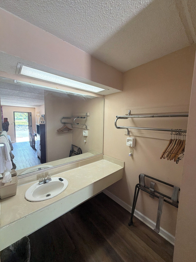 Bathroom 4, Camilla Inn & Suites, Mitchell