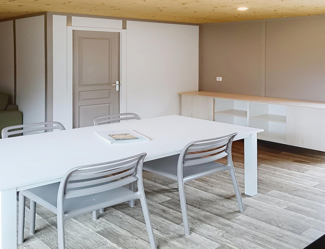 Dining 4, Villa With Private Terrace & Lake View, Morbihan