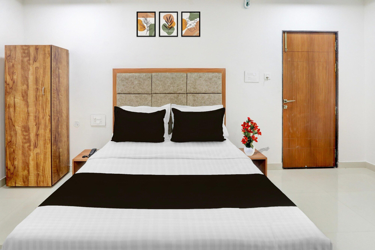 Room 2, Super Townhouse Oak Garden, Warangal