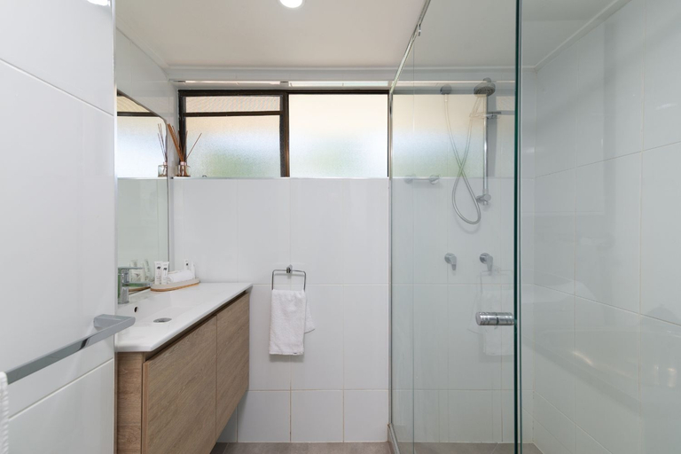 Bathroom 4, Tropical Reef Apartments Port Douglas, Douglas