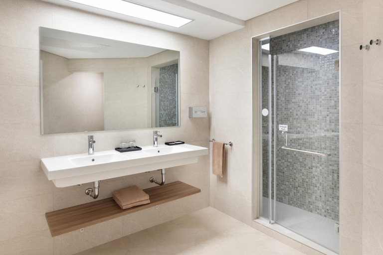 Bathroom 5, Hotel Riu Paraiso Lanzarote - All Inclusive, Las Palmas