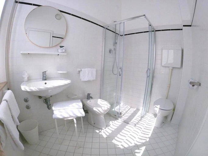 Bathroom 4, San Remo, Rimini