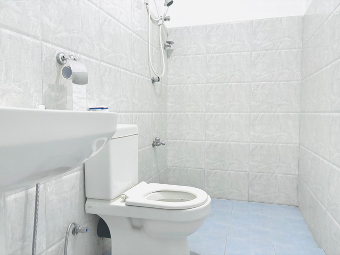 Bathroom 2, Radha Tourist Home, Thamankaduwa