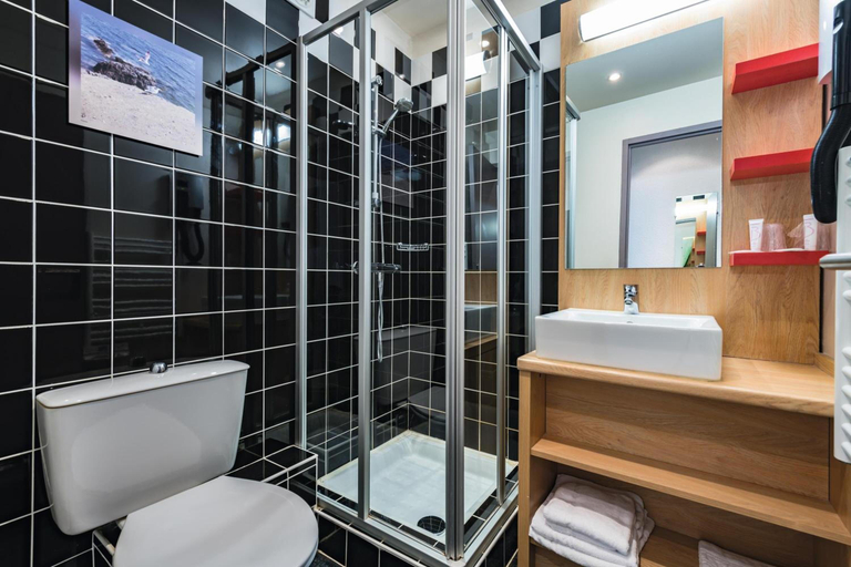 Bathroom 4, Hôtel Morgat Le Grand Hôtel De La Mer, Finistère