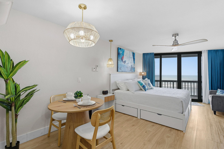 Room 3, Ocean Breeze Resort 217, Volusia