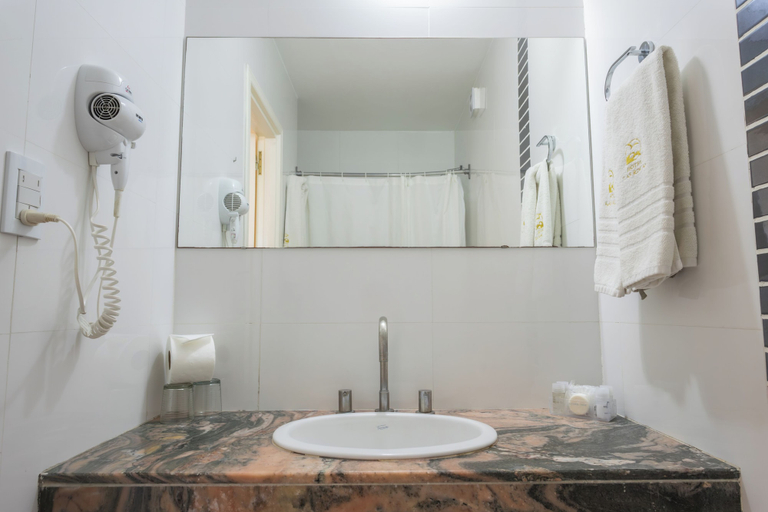 Bathroom 4, HOTEL LAS ROCAS, General Pueyrredón