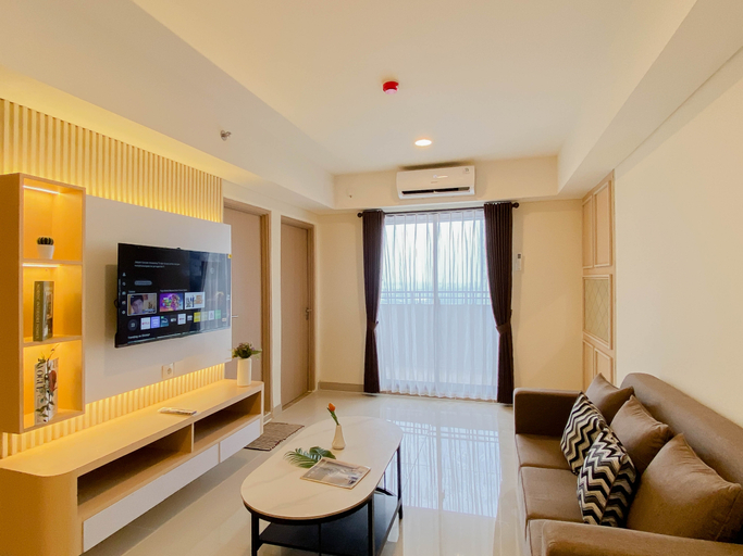 Living Room 5, Modern Versatile 3BR at Meikarta District 2 Apartment By Travelio, Cikarang