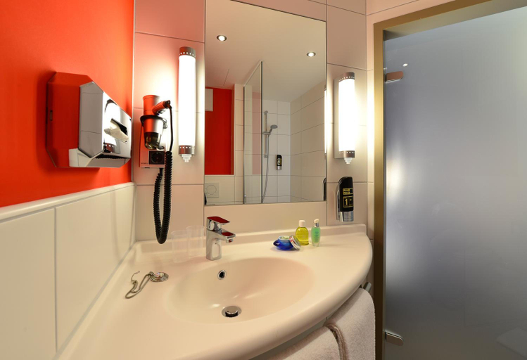 Bathroom 3, ibis Muenchen City Ost, München
