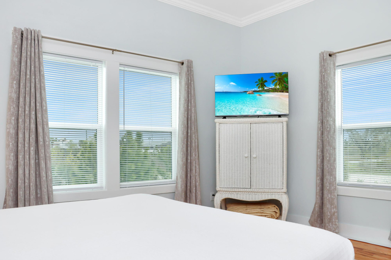 Room 2, Rhapsody in Blues, Bay