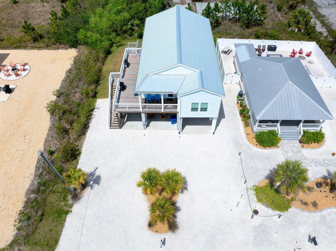 Exterior 5, Rhapsody in Blues, Bay