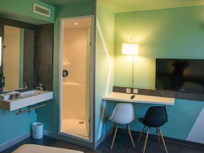 Bathroom 4, ibis budget Archamps Porte de Genève, Haute-Savoie
