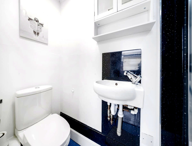 Bathroom 2, West Kensington Modern Couple Retreat, London