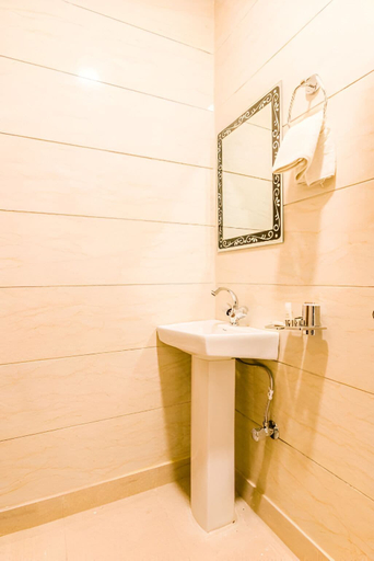 Bathroom 2, Taksh Grand Stays, Delhi