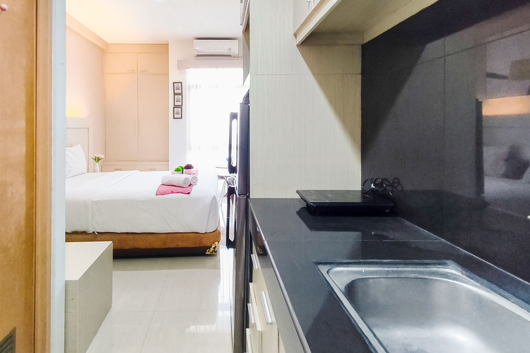 Others 3, Comfy White Studio for 2 Pax at Bale Hinggil Apartment By Travelio, Surabaya