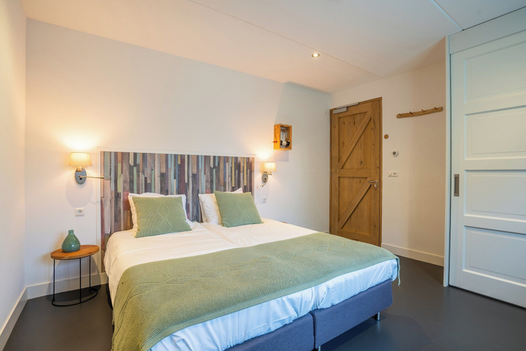 Room 2, Grand Villa With Sauna & Jacuzzi, Texel