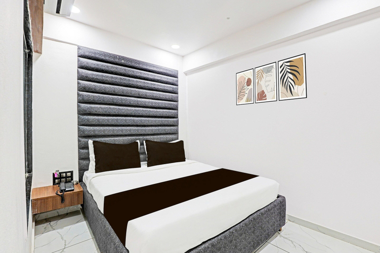 Room 5, Deluxe Hotel Niraant, Surat