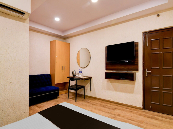Room 4, Deluxe Hotel Royal Garden, Kolkata