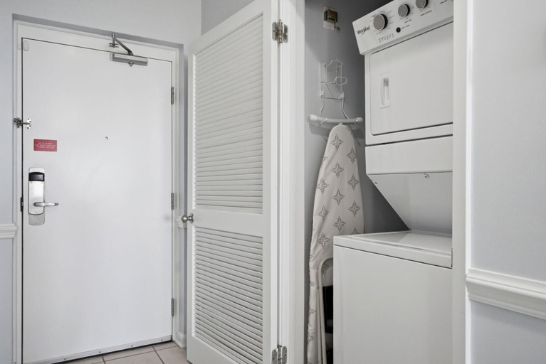 Interior 4, Phoenix 6 102, Baldwin