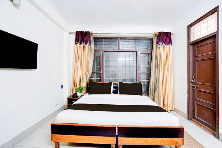 Room 5, Townhouse Mall Road Near Library Chowk, Dehradun