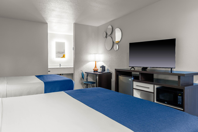 Bedroom, Days Inn & Suites by Wyndham Flagstaff I-40, Coconino