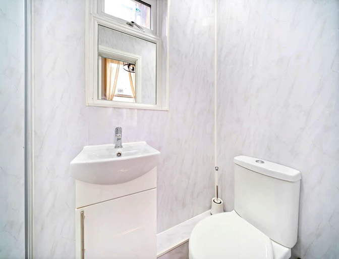 Bathroom 5, Modern 1BR Apartment in Greater London, London