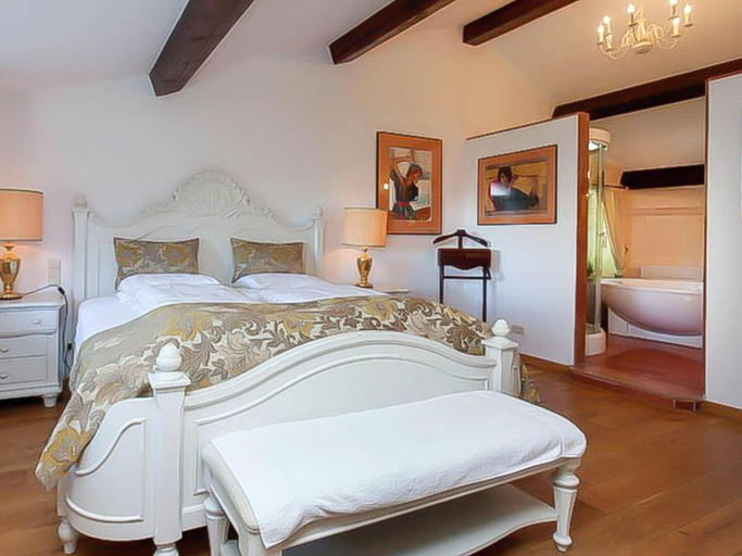 Room 4, Luxury Ardennes Villa With Pool and Sauna, Liège