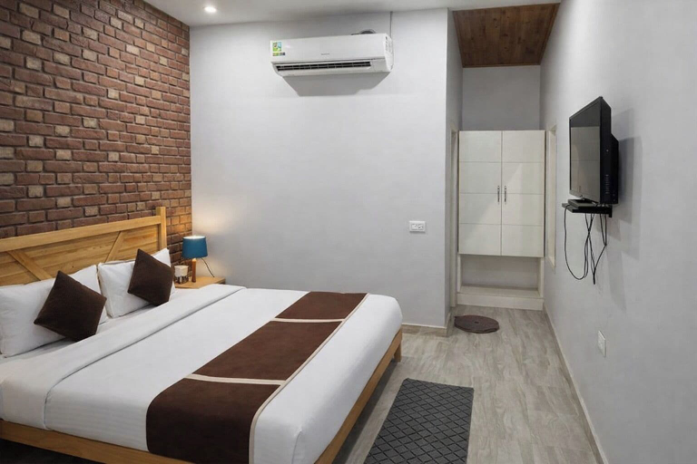 Room 4, The Evergreen Hotel, Nainital